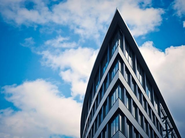 多維度對(duì)比：哪家企業(yè)智能建站平臺(tái)更出色？
